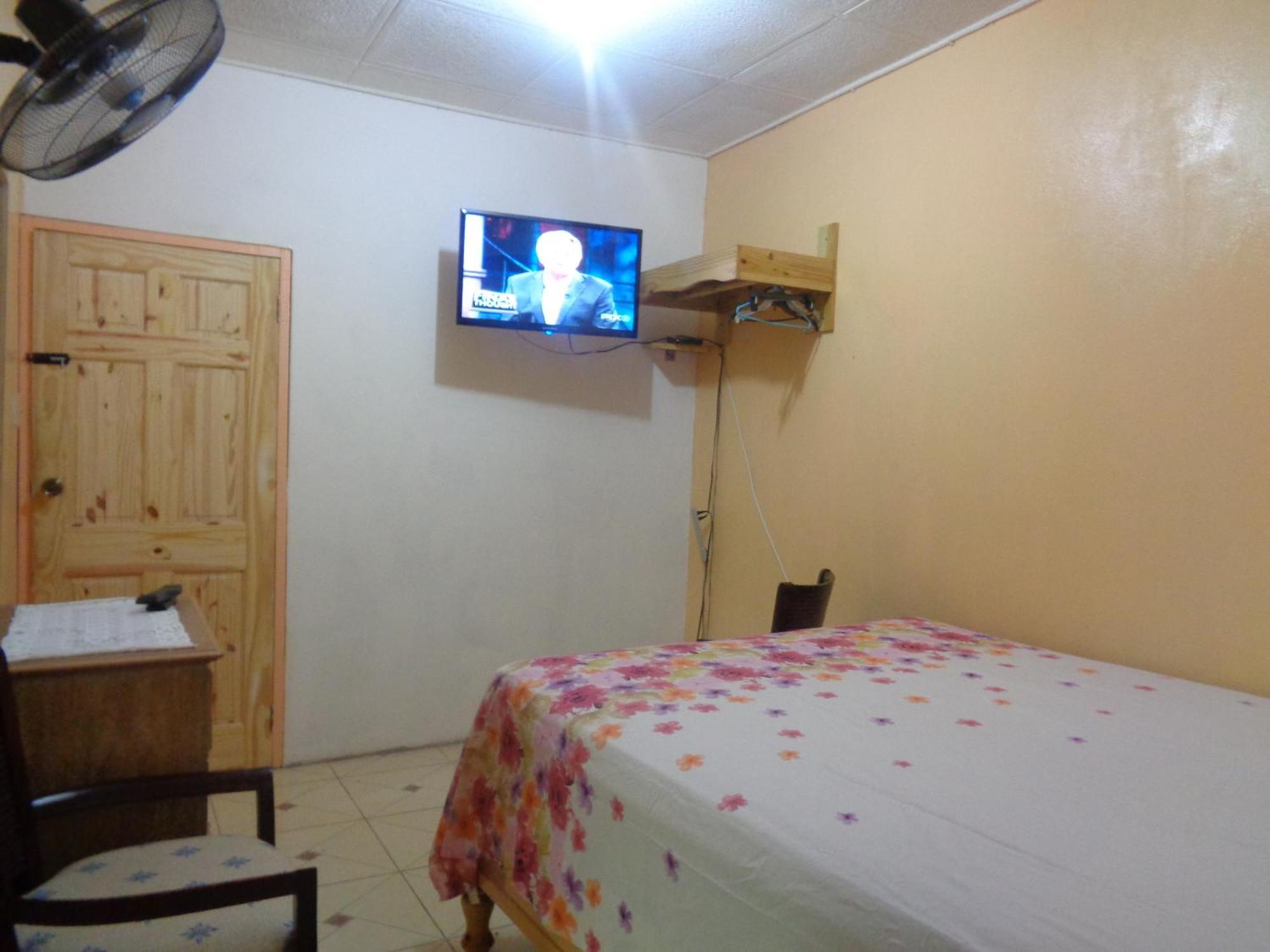 Yard Style Hotel Kingston Quarto foto