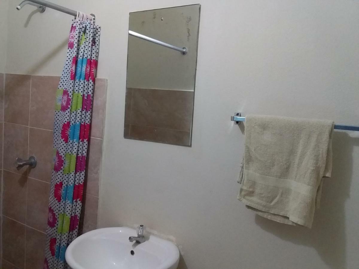 Yard Style Hotel Kingston Quarto foto
